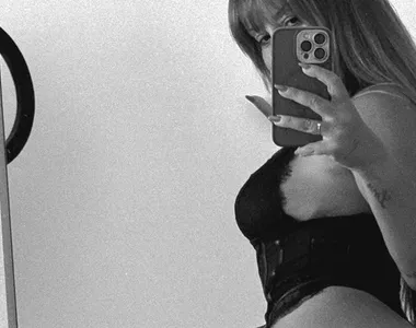 Além da tatuagem íntima, a atriz produz conteúdo adulto