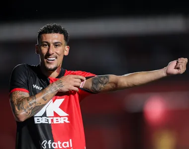 Gabriel Baralhas comemora gol marcado na noite desta terça-feira (11), no Barradão