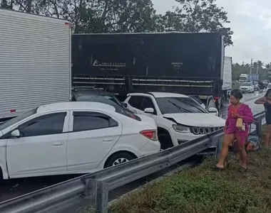 Acidente envolveu sete veículos