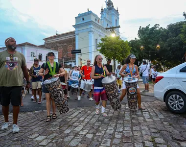 Projeto 'Tambores do Mundo' desfila na noite desta quinta-feira (27),