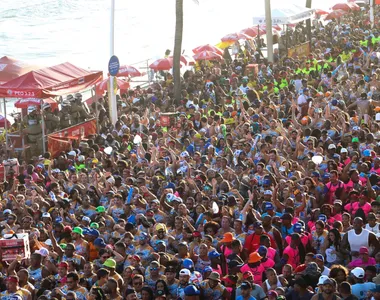 Multidão de foliões curtem o Carnaval de Salvador