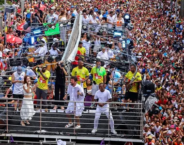 Fã de Saulo cadeirante monta bloquinho na pipoca do cantor no Carnaval de Salvador