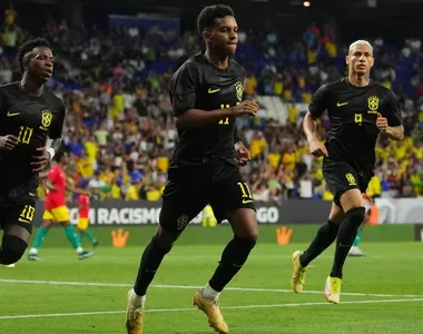 Jogadores da seleção brasileira com a camisa preta.