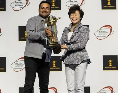 Stella Li recebe prêmio de 'Personalidade Mundial do Ano no setor automotivo'