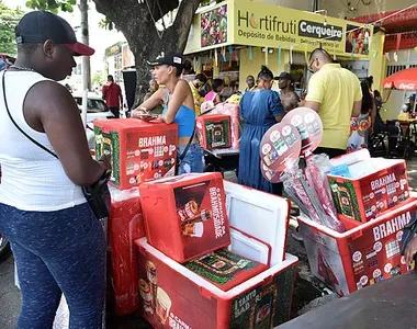 Ambulantes trabalhando no Carnaval de Salvador