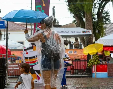 Foliões tiveram que se proteger do aguaceiro