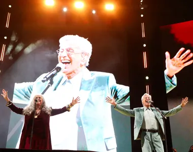 Caetano Veloso e Maria Bethânia no palco do estádio