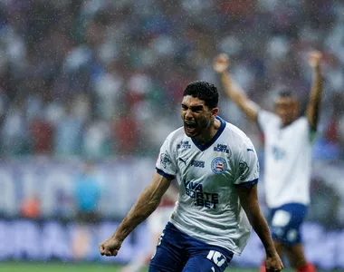 Meia sai do banco, decide clássico e recebe elogio sincero