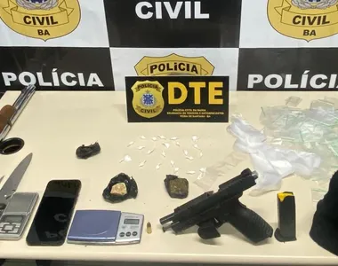 Armas e drogas foram apreendidas durante a ação dos policiais