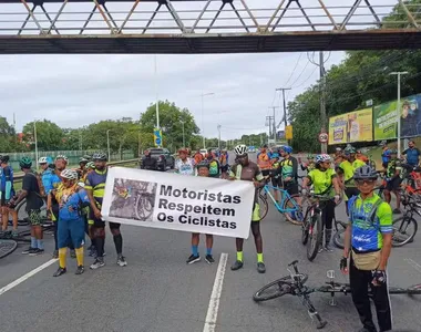 Manifestação reuniu diversos ciclistas enlutados