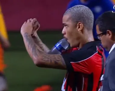 Torcedor rubro-negro saiu com a cabeça quente do Barradão.