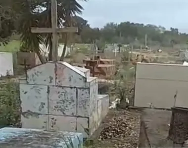 Covas foram violadas e restos mortais retirados, incluindo crânios