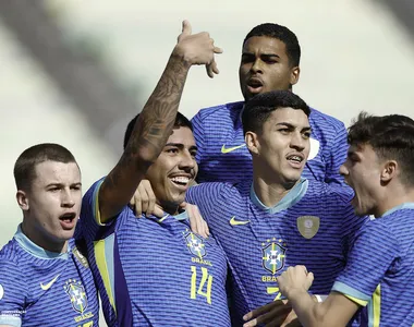 Iago (camisa 14) comemora gol da Seleção com os companheiros