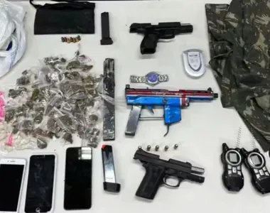 Na ação, foram apreendidas uma submetralhadora e um fardamento do exército