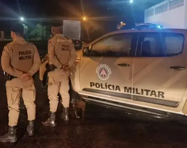 Os agentes informaram que os corpos foram encontrados no chão