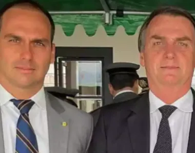 Eduardo Bolsonaro ao lado do pai, Jair Bolsonaro