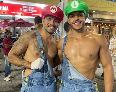 Enivaldo e seu namorado, Vitor, fantasiados de Mario e Luigi