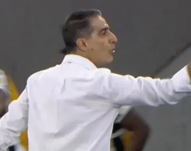 Renato Paiva foi flagrado mostrando o dedo do meio após o gol do Botafogo