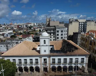 Parte do teto do prédio da Câmara de Salvador pegou fogo na tarde desta segunda-feira (24)