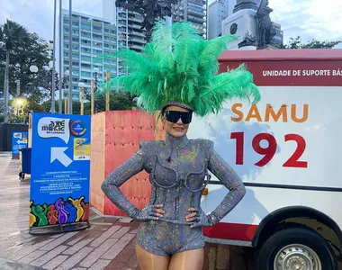 Com um body brilhante, cocar e óculos escuros, Gilmelândia ainda explicou que o seu look homenageia a sua música 'Docinho' e ao cantor e compositor, Carlinhos Brown