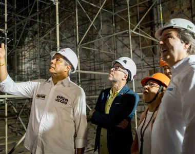 Governador Jerônimo Rodrigues e secretário de cultura Bruno Monteiro analisam obra