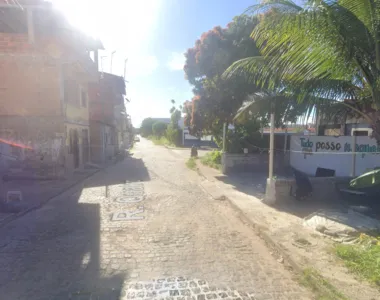 O homem estava na frente da casa da mãe