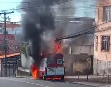 Ambulância pegou fogo na manhã desta quinta-feira (17)