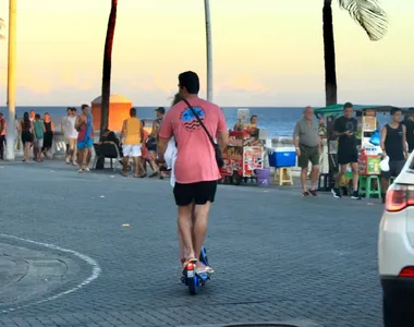 Casal usa patinete elétrico em Salvador