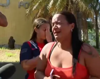Mulher se desesperou na porta de delegacia
