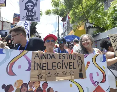 Entre as mensagens estão desde protesto contra medidas instituídas por Bolsonaro e até homenagem à Fernanda Torres