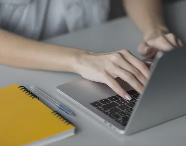 Postagens nas redes facilitaram a localização e prisão da jovem do CV