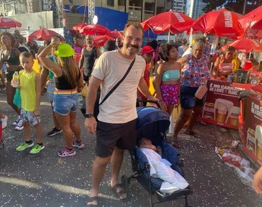 O pai com o bebê na festa