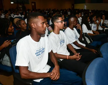 Pode participar do programa o estudante da rede pública da Bahia que estiver regularmente matriculado, em 2025, no 3º ano do Ensino Médio