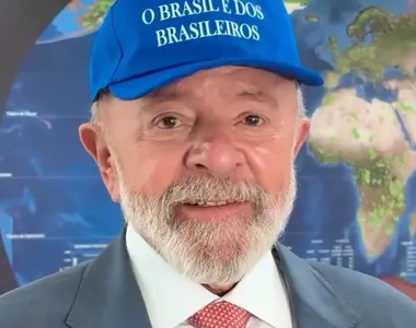 Lula com o boné em resposta a Trump