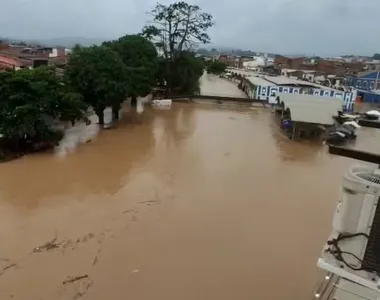Rio Subaé transborda e deixa ruas alagadas