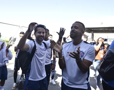 Everton Ribeiro e Caio Alexandre durante embarque para a Bolívia