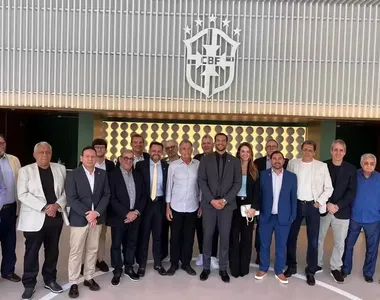 Samir Xaud (centro) seus vices e apoiadores, no registro da chapa na sede da CBF, no Rio de Janeiro