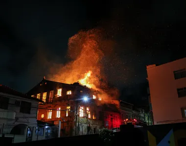 Incêndio atinge casarão no Santo Antônio Além do Carmo