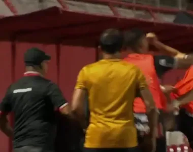 Briga envolveu os jogadores Luciano, Fábio Santos e um membro da diretoria