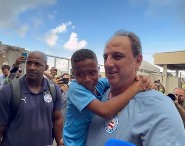 A torcida do Bahia recepcionou o elenco no aeroporto