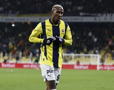 Talisca foi atingido por um copo d'água enquanto comemorava um gol