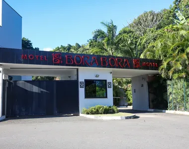 Na fuga, bandidos arrancaram o portão do motel com o carro