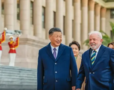 Lula visita a China para esreitar relações com Xi Jinping