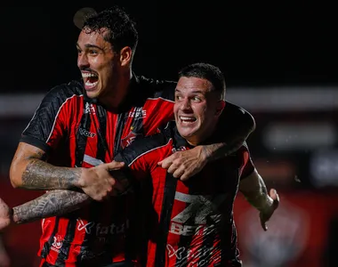 Renato Kayser sendo abraçado por Halter após gol da virada