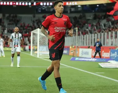 Volante Felipinho em ação pelo Athletico