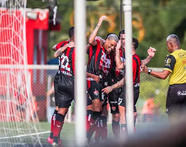 Jogadores comemorando gol do Leão