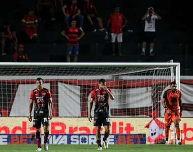 No Barradão, o Vitória perde para o Náutico e vê invencibilidade cair diante da torcida