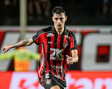 Claudinho, lateral do Vitória
