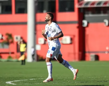 Willian José comemorando gol