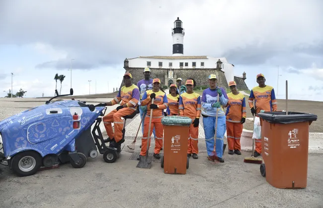 Imagem ilustrativa da imagem Com heroísmo diário, garis fazem o corre que você não faz em Salvador